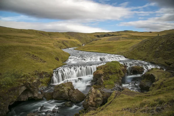 Skogafoss ve nehrin yukarısından sahneler