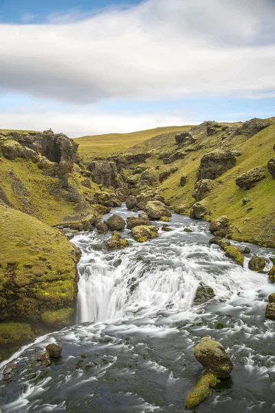 Skogafoss ve nehrin yukarısından sahneler