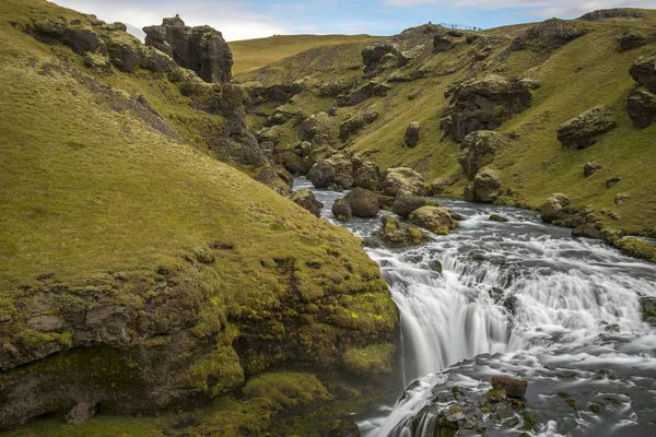Skogafoss ve nehrin yukarısından sahneler