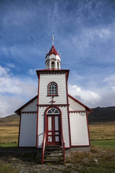 冰岛Saurkrkur以东红白相间的小教堂 在Hofsstadir宾馆附近 — 图库照片
