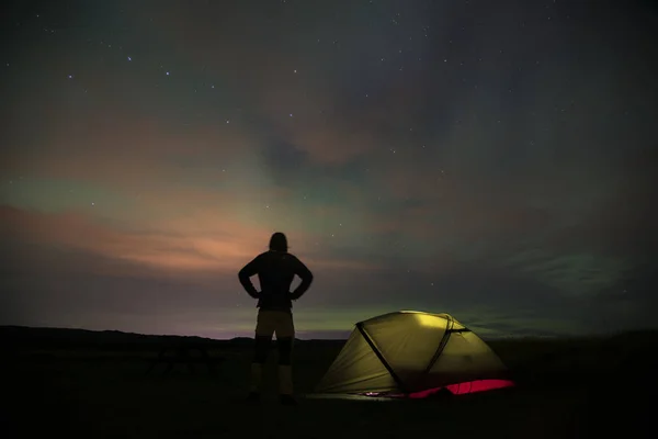 Aurora Borealis Kuzey Işıkları İzlanda 'yı aydınlatıyor. Strandarkirkja, Selvogur, İzlanda yakınlarında çekildi.