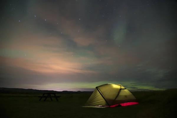 Aurora Borealis Kuzey Işıkları İzlanda 'yı aydınlatıyor. Strandarkirkja, Selvogur, İzlanda yakınlarında çekildi.