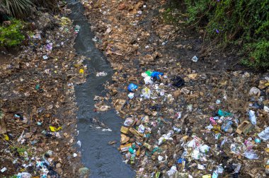 Nehir Kenya, Nairobi 'deki Kibera gecekondu mahallesinden akıyor.