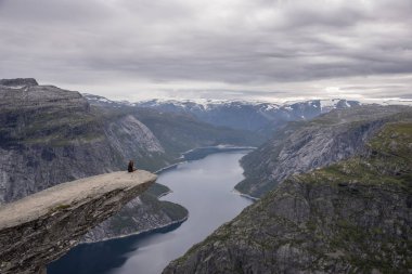 Trolltunga yürüyüşünden sahneler.