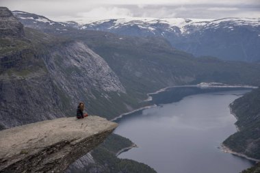 Trolltunga yürüyüşünden sahneler.