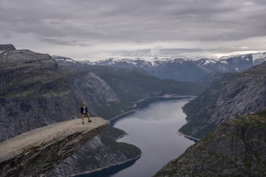 Trolltunga yürüyüşünden sahneler.