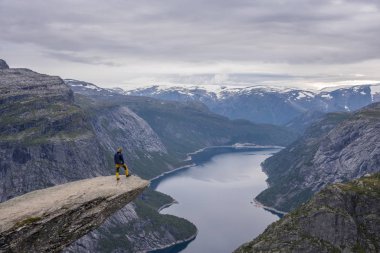Trolltunga yürüyüşünden sahneler.