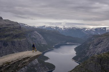 Trolltunga yürüyüşünden sahneler.