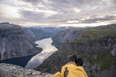 Trolltunga yürüyüşünden sahneler.