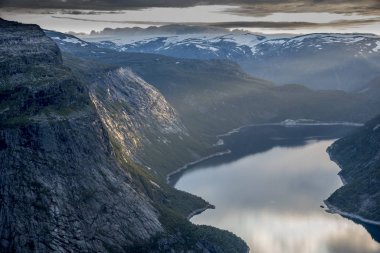 Trolltunga yürüyüşünden sahneler.