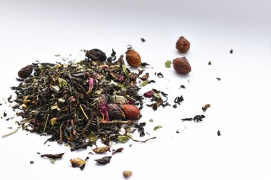 Yukarıdan çekilmiş çay arkaplanı, çimenli böğürtlen, meyve bitkisel çay.