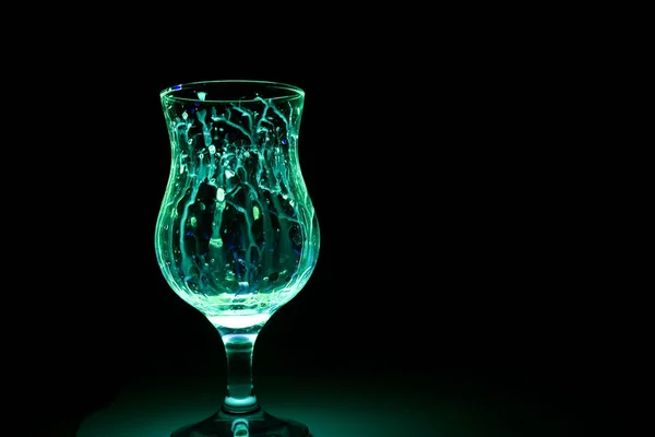 Glowing Glasses Turquoise Neon Cocktail Glass — Stock Photo, Image