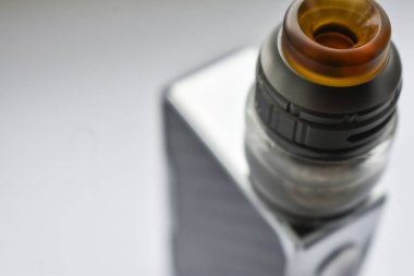 Beyaz bir arka plan üzerinde elektronik sigara