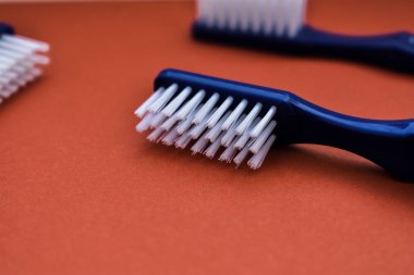 kırmızı bir arka plan üzerinde diş fırçası