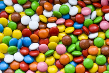 Tatlıların arka planı, farklı renkte çikolatalar.