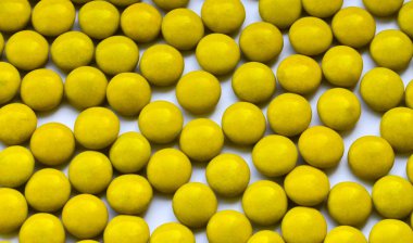 Sarı şekerlerin arka planı, bir sürü şeker.