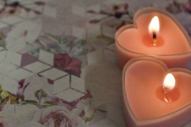 Kalp şeklinde mumlar yakıyor.