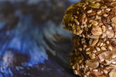 Mavi arka planda tahıllı kurabiyeler