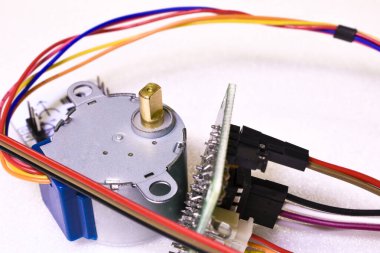 Farklı renkte kabloları olan küçük bir elektrik motoru