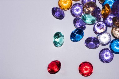 Yukarıdan çekilen elmaslar beyaz arkaplanda, dekoratif öge