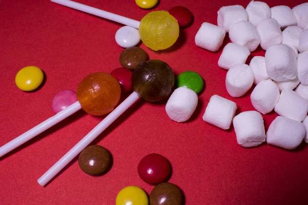 Três Pirulitos Pau Estão Lado Marshmallow Fundo Rosa — Fotografia de Stock