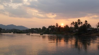 Sundown Ban Khone köyüne, Don Khone Adası Mekong Nehri, Laos, Asya