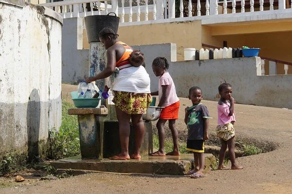 Family on public water pump, Santana, Sao Tome — Stock Photo, Image