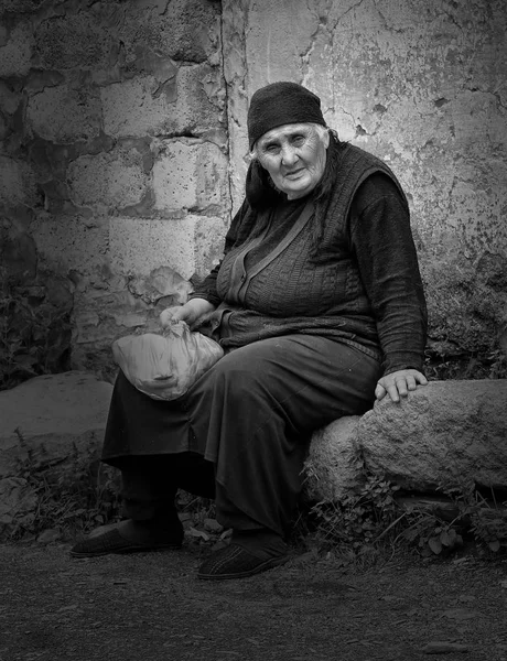 Eski bir taş bir Kafkas köyde oturan Bayan Georgia