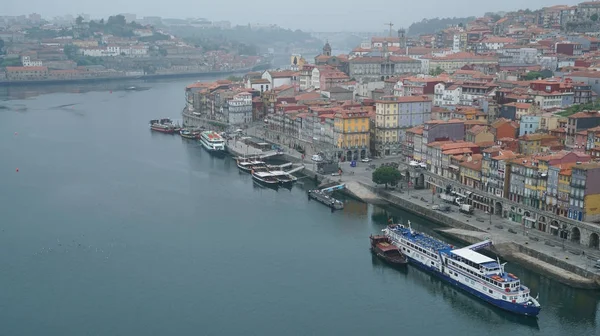 Hajnalban a Douro folyón, Porto, Portugália — Stock Fotó
