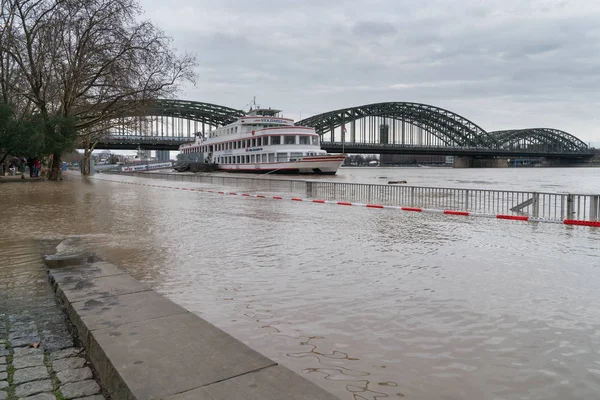 Ren nehrinde sel, Köln, Almanya — Stok fotoğraf