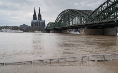 Ren nehrinde sel, Köln, Almanya