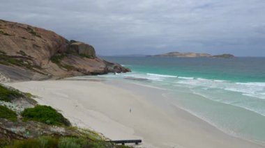West Beach yakın Esperance bulutlu bir günde, Batı Avustralya