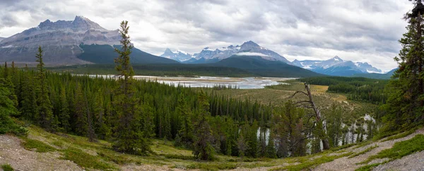 Rio Saskatchewan, Parque Nacional Banff, Alberta, Canadá — Fotografia de Stock