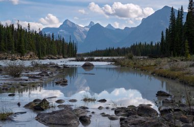 Athabasca Nehri, Jasper Ulusal Parkı, Rocky Dağları, Alberta,