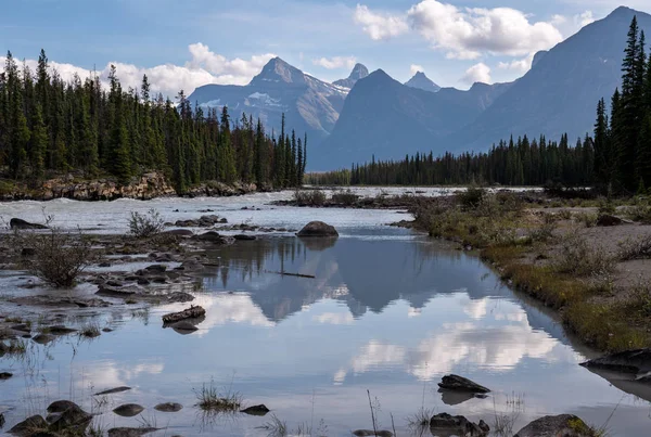 Río Athabasca, Parque Nacional Jasper, Montañas Rocosas, Alberta , — Foto de Stock