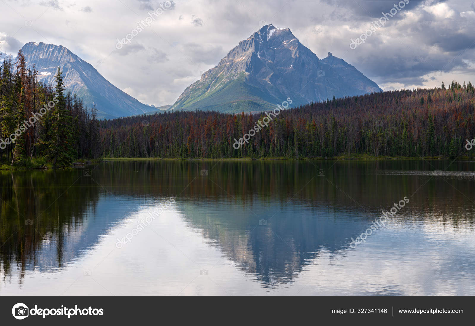 Leach Lake, Jasper National Park, Alberta, Canada — Stock Photo