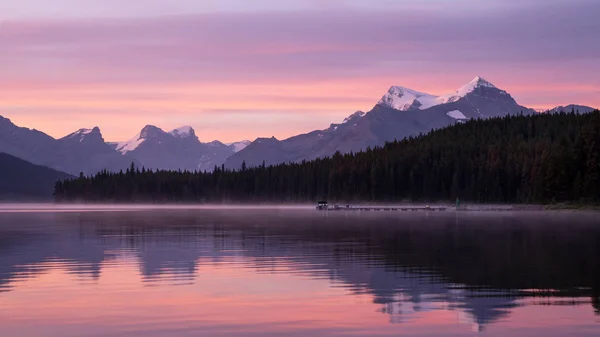 Maligne Lake Jasperhez közel, kora reggeli hangulattal, Alberta, C — Stock Fotó