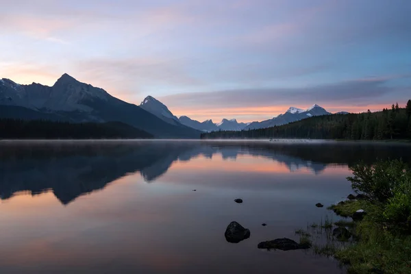 Jezioro Maligne w pobliżu Jasper z wczesnym porannym nastroju, Alberta, C — Zdjęcie stockowe