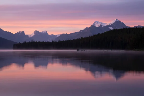 Lago di Maligne vicino a Jasper con umore mattutino, Alberta, C Immagini Stock Royalty Free