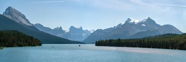 Lago Maligne cerca de Jasper con el estado de ánimo temprano en la mañana, Alberta, C Fotos de stock