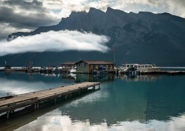 Minnewanka Gölü 'nde sabahın erken saatlerinde, Banff Ulusal Parkı, Al