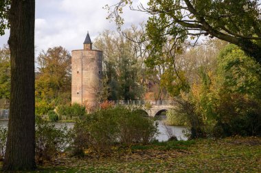 Bruges 'deki Minnewater Parkı' nın panoramik görüntüsü tarihi binalar, ağaçlar ve cennet kanalları, Flanders, Belçika