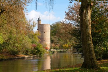 Bruges 'deki Minnewater Parkı' nın panoramik görüntüsü tarihi binalar, ağaçlar ve cennet kanalları, Flanders, Belçika