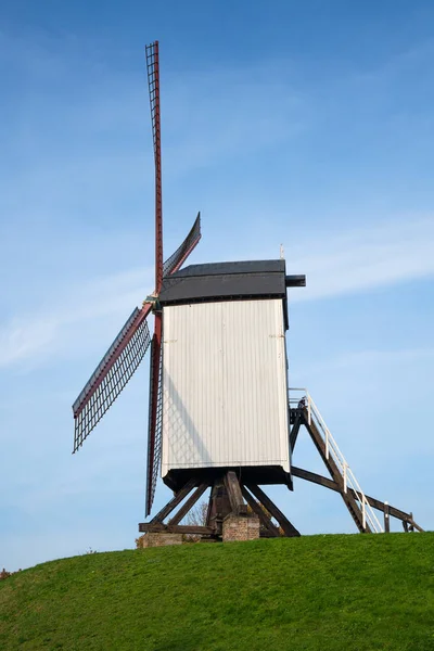 Historische Molen Vlakbij Brugse Grachten Onder Helderblauwe Hemel België — Stockfoto