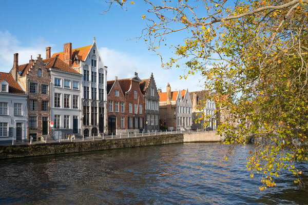 Исторические здания вдоль каналов Брюгге, Бельгия

