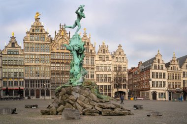 ANTWERP, BELGIUM - 2 Şubat 2020: Grote Market çevresindeki eski binalar, 2 Şubat 2020 'de Belçika' nın Flanders kentindeki ünlü yerlerden biri. 