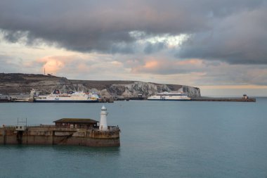 DOVER, GREAT BRITAIN - 5 Şubat 2020: Dover feribot terminalinin panoramik görüntüsü ve 5 Şubat 2020 'de Büyük Britanya' da arka planda beyaz kayalıklar var. 