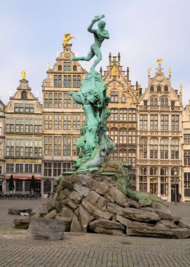 ANTWERP, BELGIUM - 2 Şubat 2020: Grote Market çevresindeki eski binalar, 2 Şubat 2020 'de Belçika' nın Flanders kentindeki ünlü yerlerden biri. 