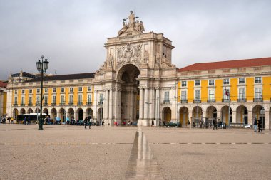 PORTUGAL: 31 Ocak 2020 tarihinde Portekiz 'de Lizbon' un simgesi olan merkez kare Praca do Comercio 'nun panoramik görüntüsü