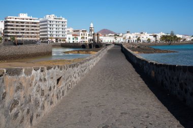 ARRECIFE, İspanya - 28 Ocak 2020: Güneşli bir günde İspanya 'nın Lanzarote kentinde mavi gökyüzü ile tarihi Arrecife kalesi